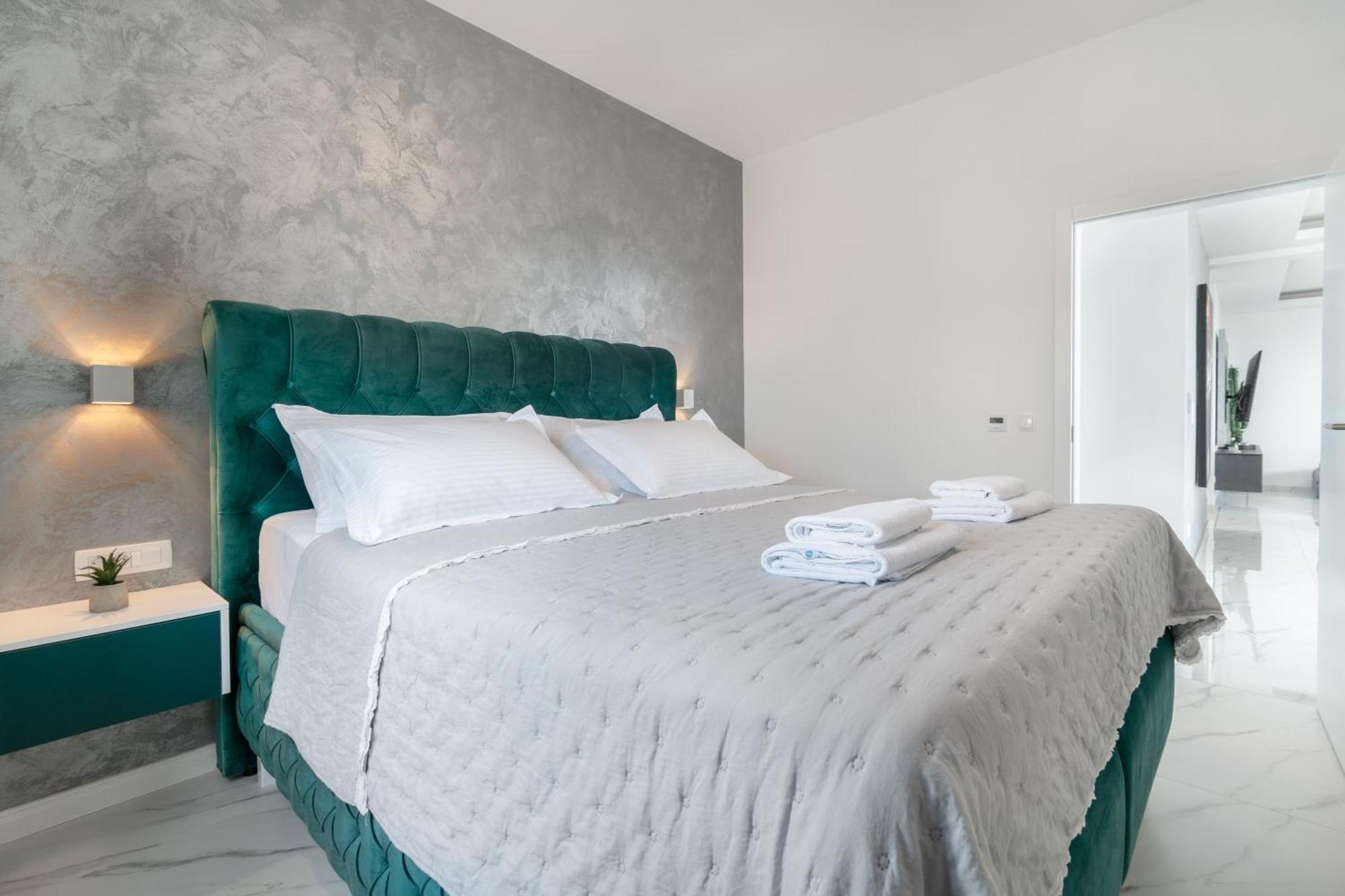 Lux Penthouse Panoramic View With Jacuzzi Apartment Makarska Exterior photo